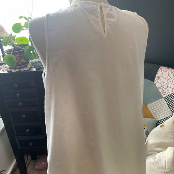 Embroidered sleeveless shirt - Picture 4 of 6